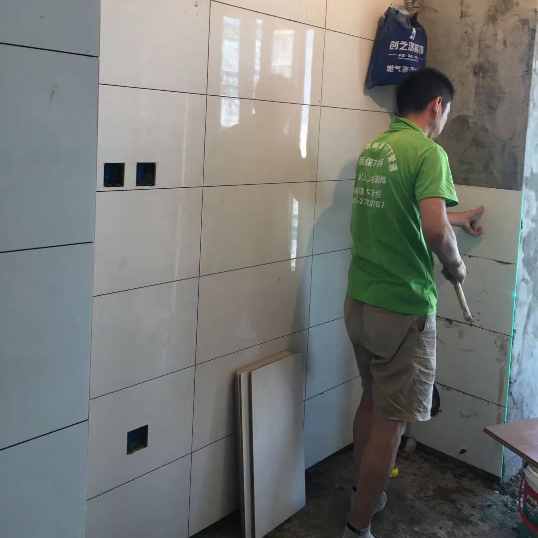 新房装修卫生间墙面瓷砖脱落的原因有哪些？